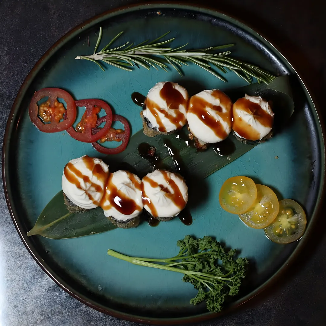 Roll in tempura con crema e salsa