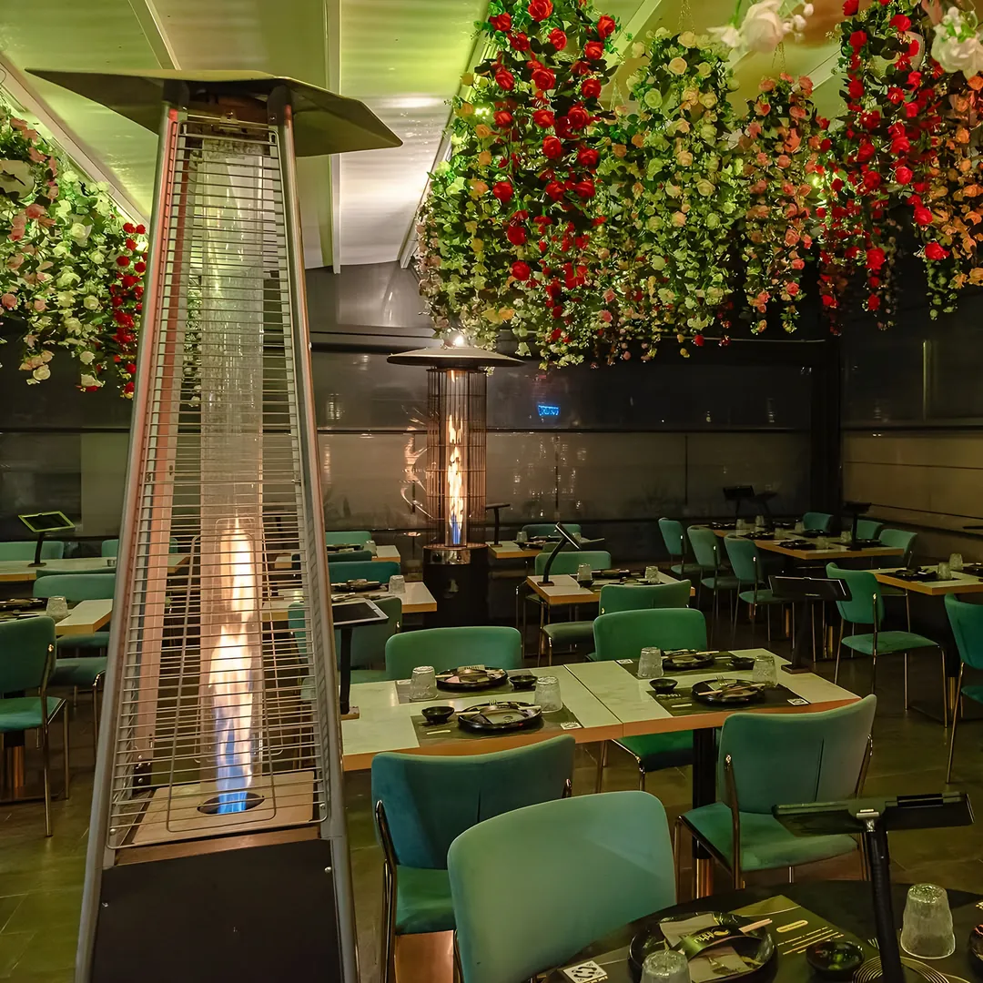 La sala di iKKu: soffitto di rose, lampade dorate e sedie di velluto verde